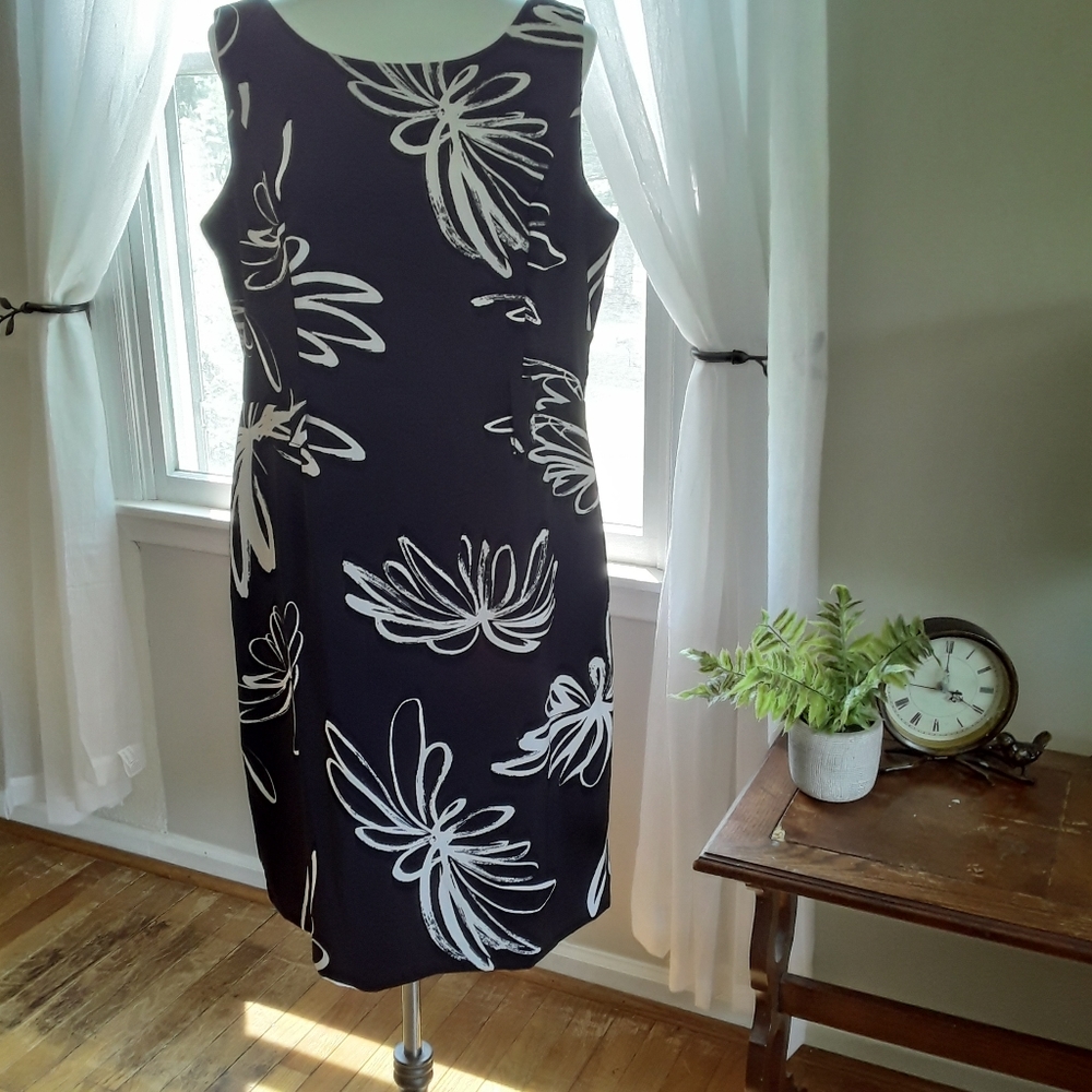 Black sleeveless dress